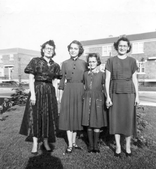 Hélène Day entourée de sa tante et deux cousines