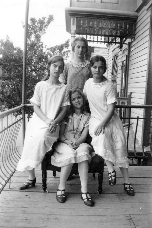 Lucienne, Jeanne, Hélène et Adrienne St-Jean (assise sur la chaise)