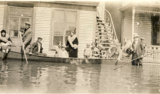 Famille St-Jean lors de l'inondation de 1928, rue Saint-Just