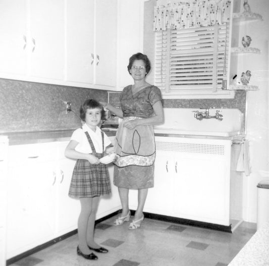 Mère et fille à la cuisine