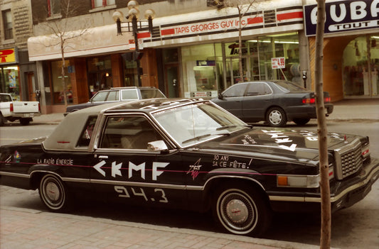 Automobile à l'effigie de CKMF sur la rue Ontario