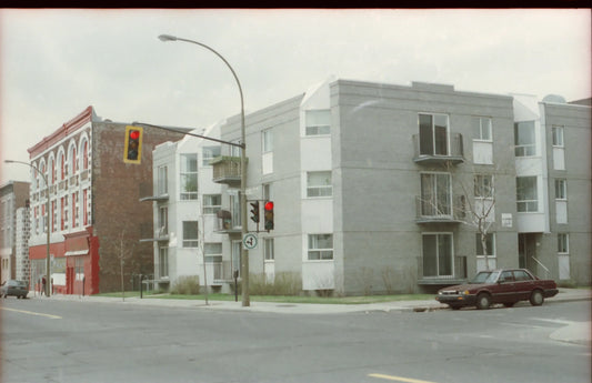 Bâtiment à logement au coin des rue Dézéry et Sainte-Catherine E.