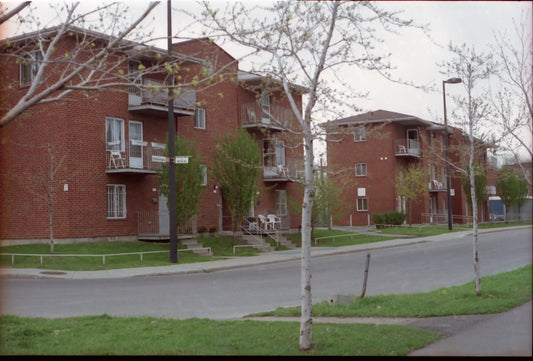 Bâtiment à logements au coin des rue Moreau et Peter-McGill