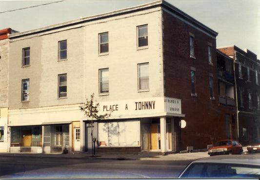 3497 Ste-Catherine est, La Place à Johnny