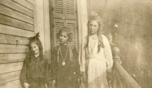 Lina Parent et amies à Longue-Pointe