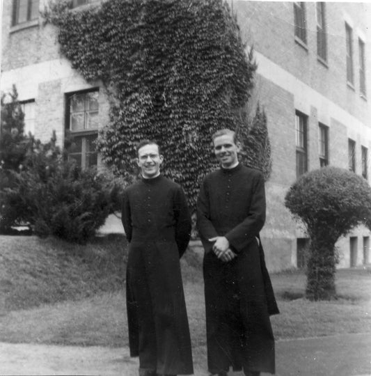 Norman Pinet et homme inconnu devant l'école Saint-François-d'Assise