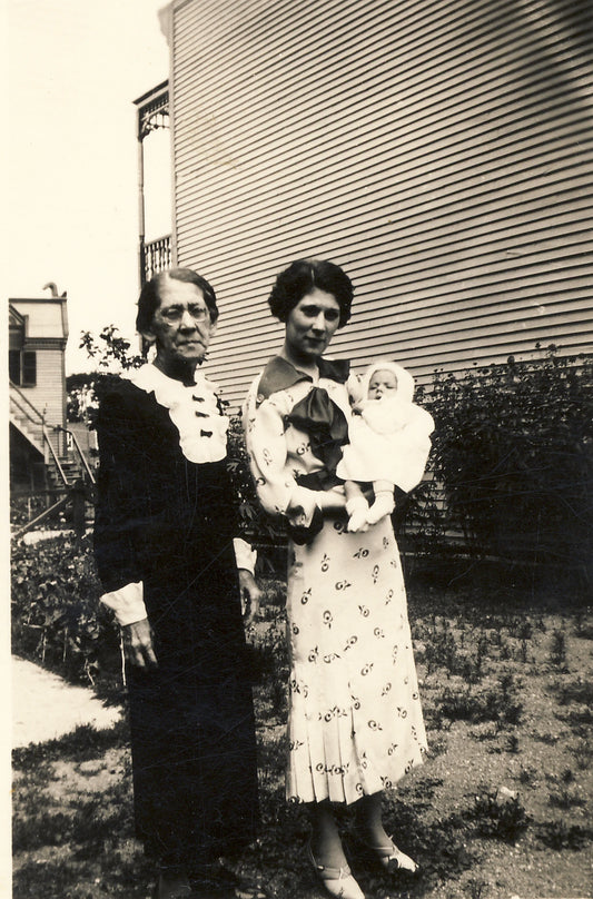 Jean Denis dans les bras de Lina Parent et la mère de Lina