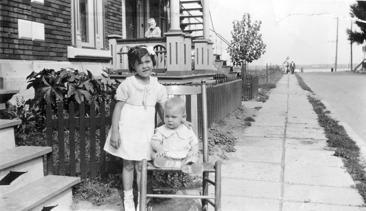 Gladys Seymour et Jean Denis devant le 367 rue de Saint-Just