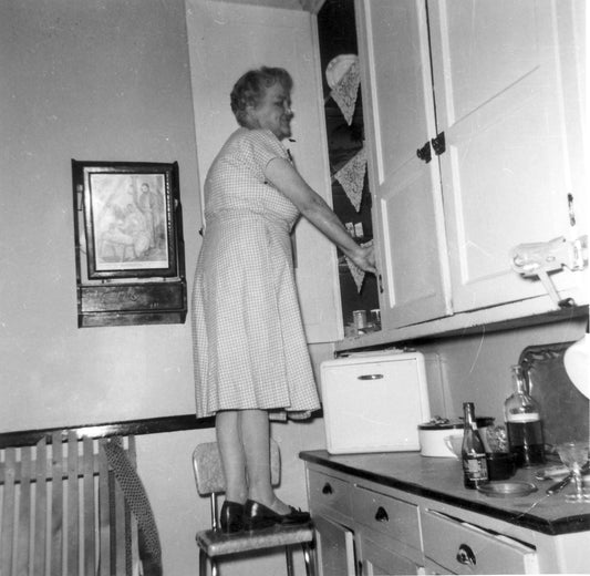 Josephine Turcotte dans la cuisine du 349 rue Saint-Malo, 1956