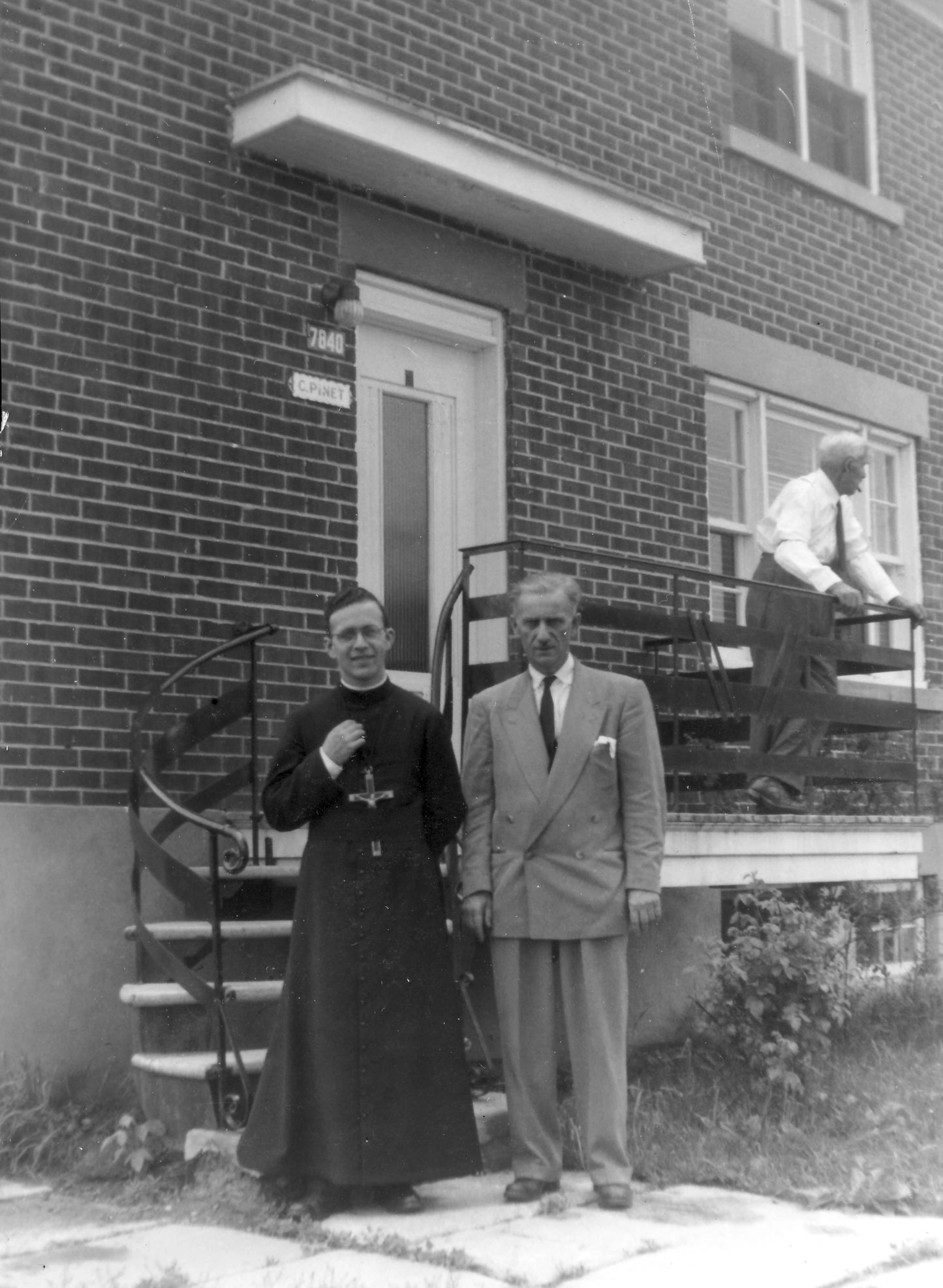 Bernard et Camille Pinet devant le 7840 rue La Fontaine