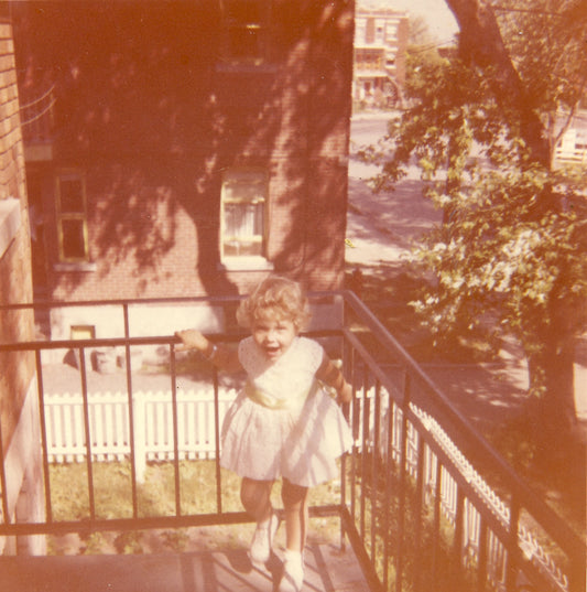 Lucie Denis sur le balcon du 1985 rue Baldwin