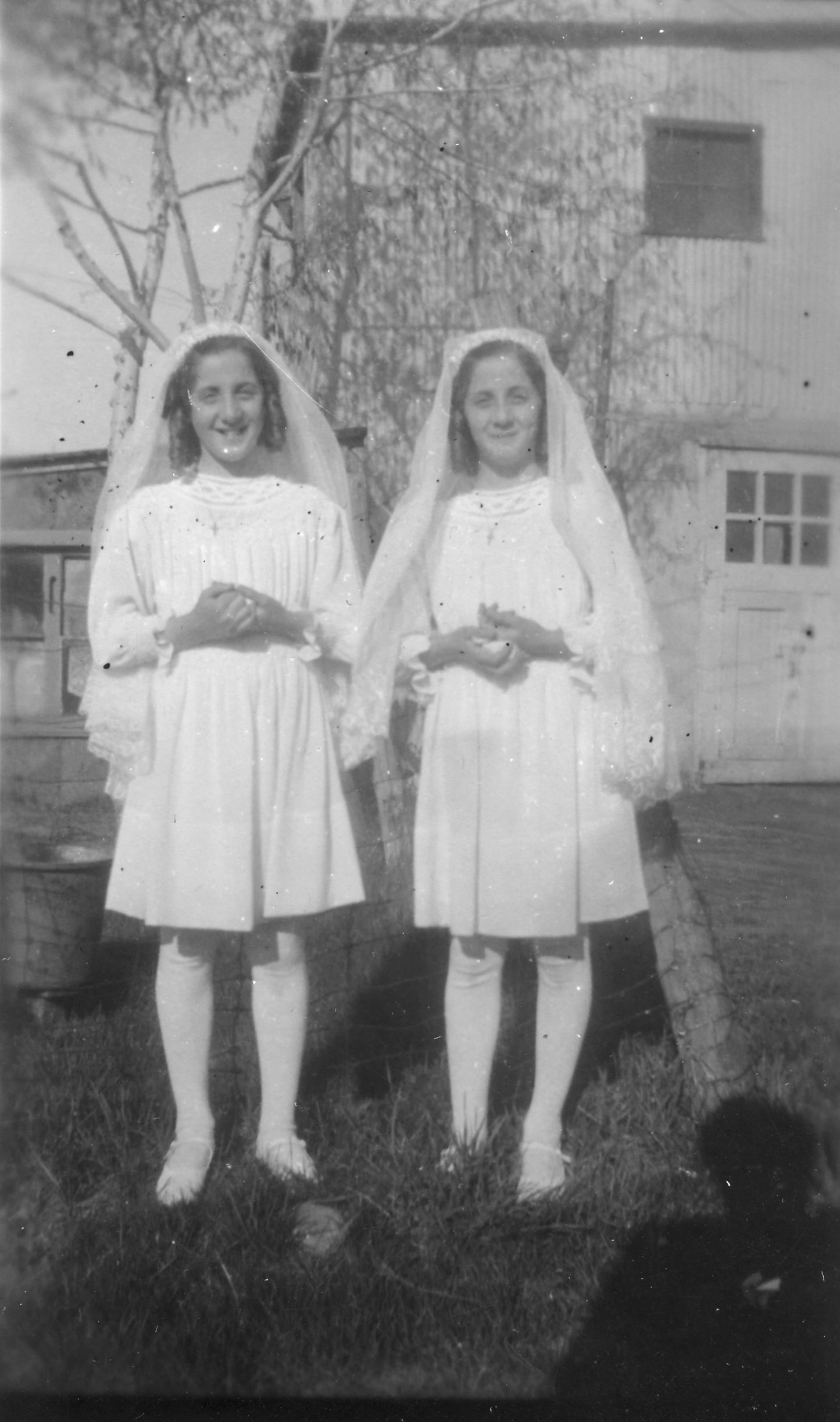 Suzanne et Solange Pinet avant leur première communion à l’église Saint-François-d’Assise