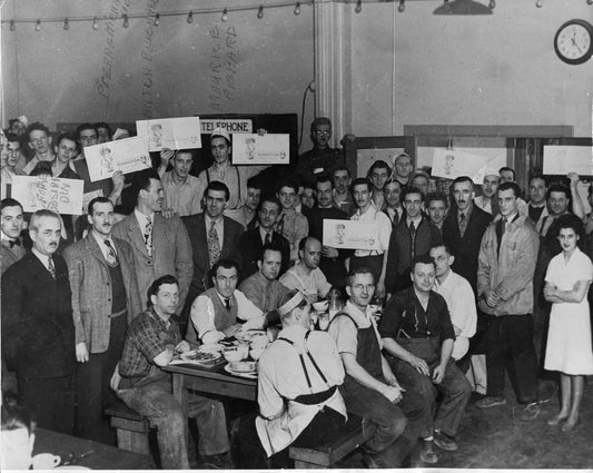 Employés de l'usine Catelli à la cafétéria.