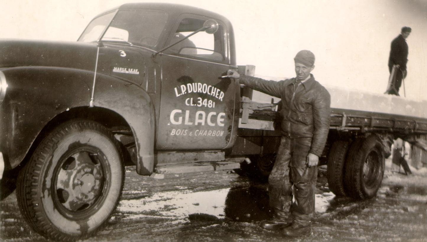 Léopaul Durocher à côté de son camion