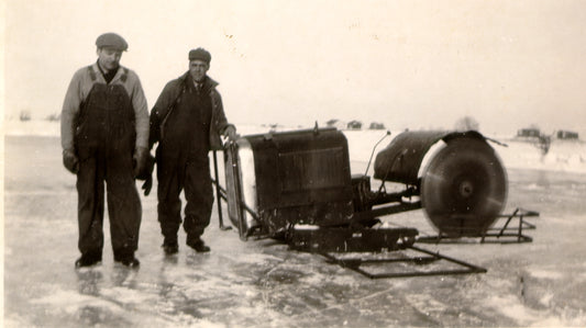 Mrs Gagnon et Mrs Pagé à côté d'une scie