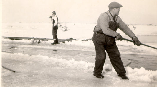 Hommes travaillant sur le fleuve