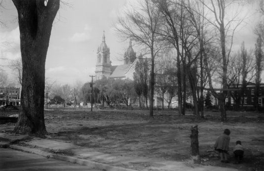 Parc derrière l'église Saint-François d'Assise (1914-1964) vue du côté sud-ouest.