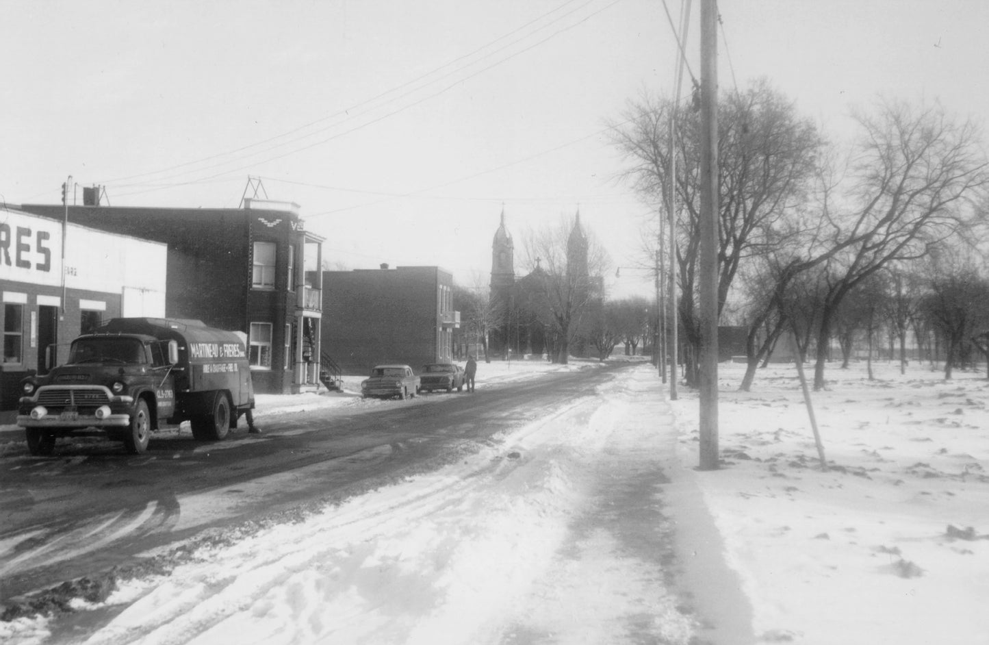 Rue Curatteau avant la démolition de l'église St-François-d'Assise, février 1964