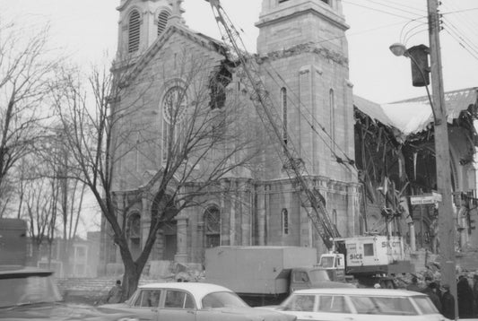 Démolition de l'église Saint-François d'Assise, février 1964.