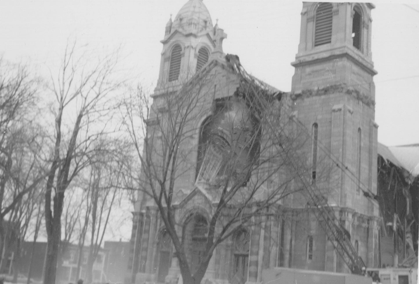 Chute du vitrail pendant la démolition de l'église Saint-François d'Assise, février 1964.