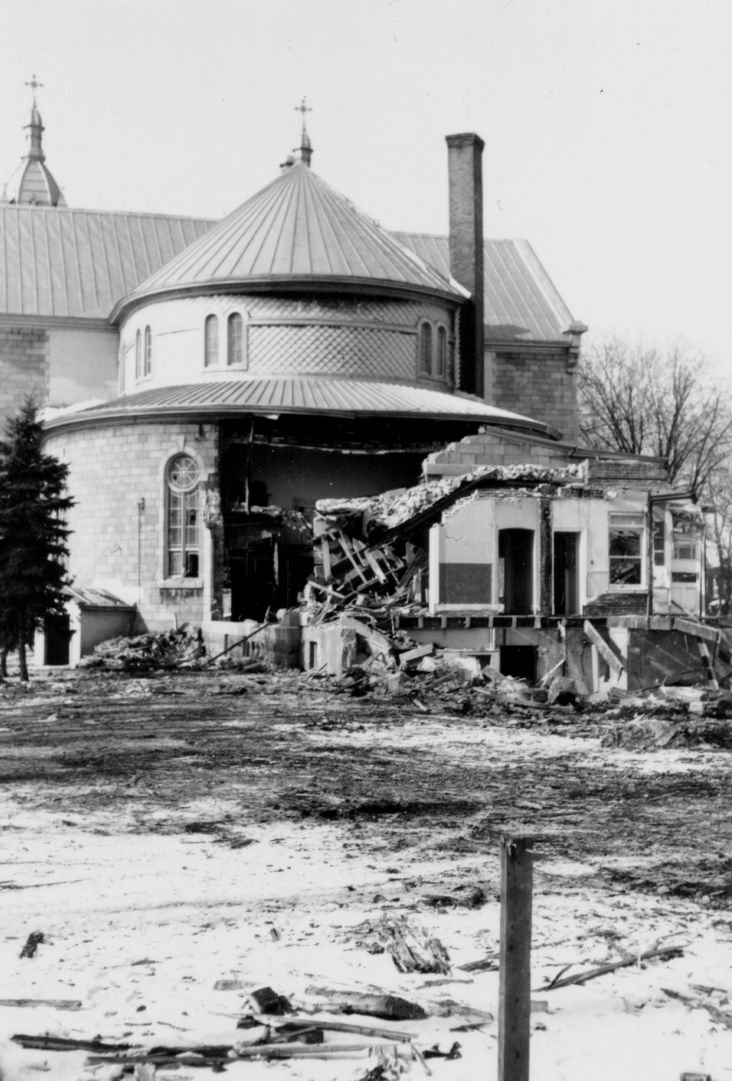 Démolition du choeur et de l'abside de l'église Saint-François d'Assise, février 1964.