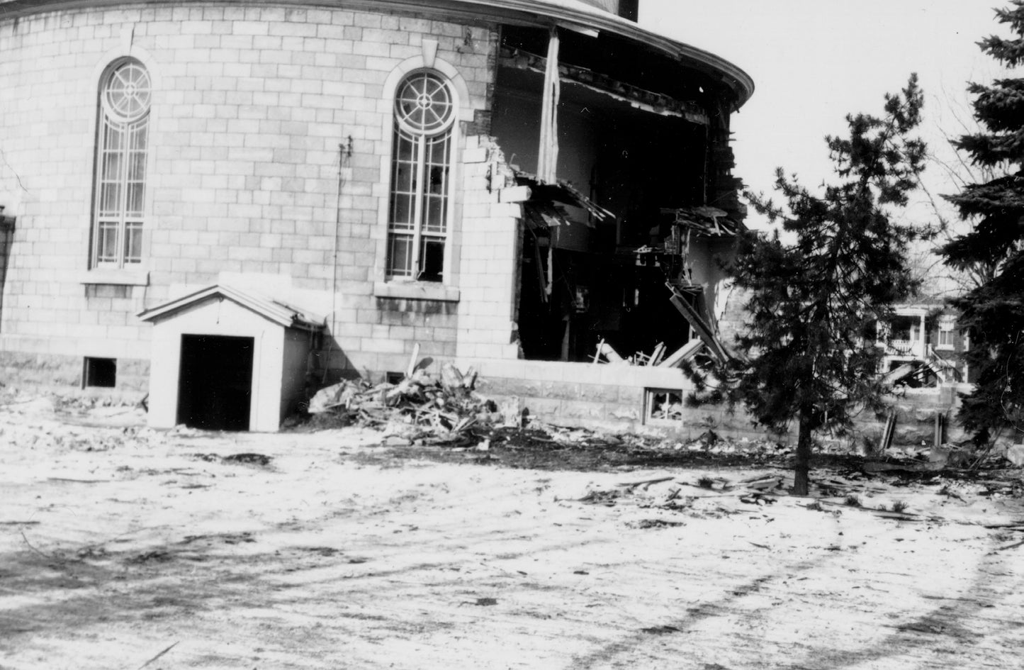 Démolition du choeur et de l'abside de l'église Saint-François d'Assise, février 1964.