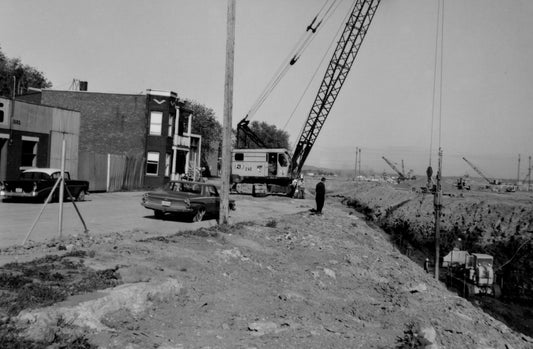 Église Saint-François-d'Assise démolie et le chantier de la future autoroute 25.