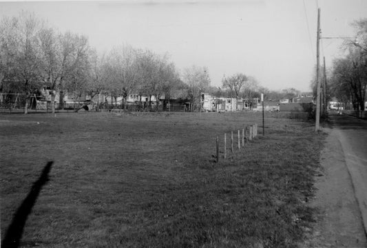 Terrain de jeu situé à l'ouest de la rue Boucherville.