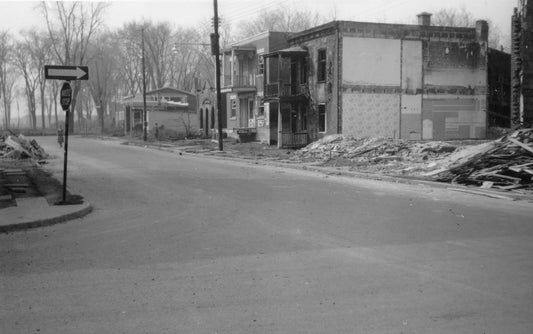 Un coin de rue en démolition pour faire place à l'autoroute 25. 1964