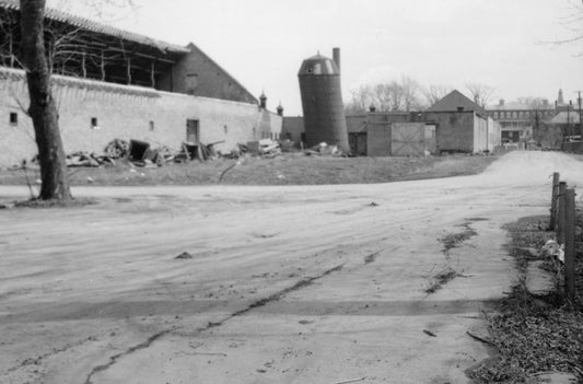 L'arrière-cour et les bâtiments (dépendances) désertés de la résidence Sainte-Thérèse en cour de démolition