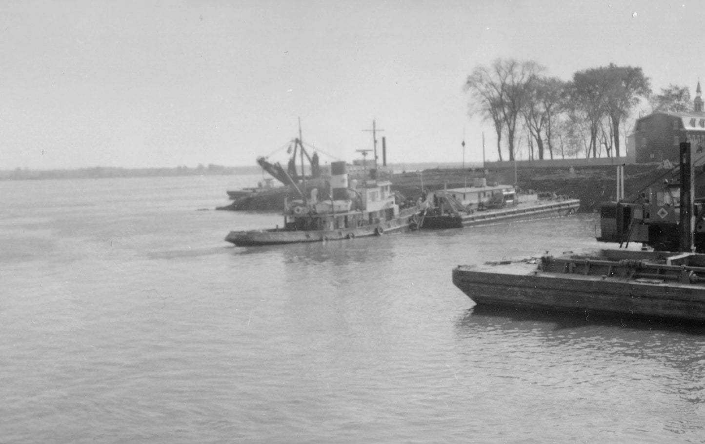 Barges sur le fleuve St-Laurent