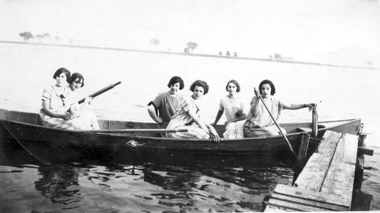 Femmes dans une chaloupe sur le fleuve à Longue-Pointe.