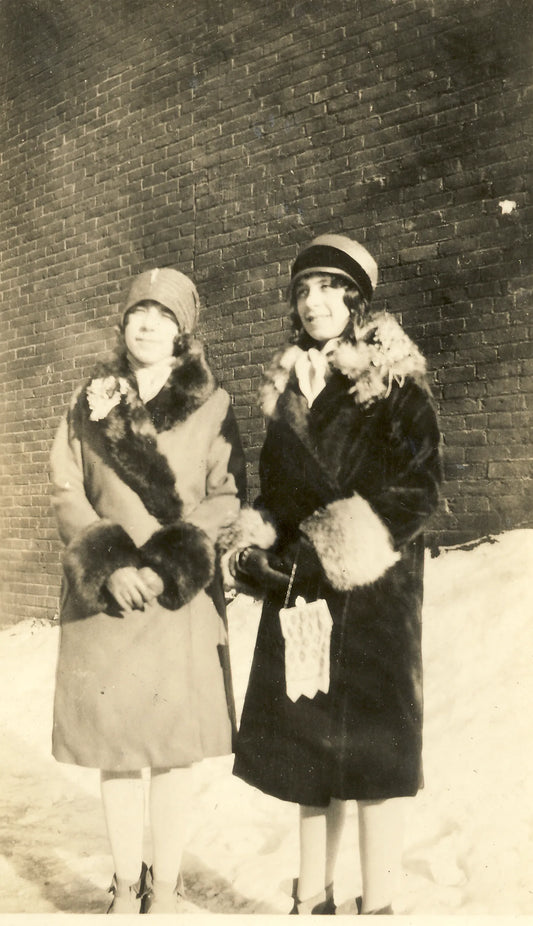 Gabrielle Lacoste et femme inconnue sur le côté du 122 rue Lepailleur