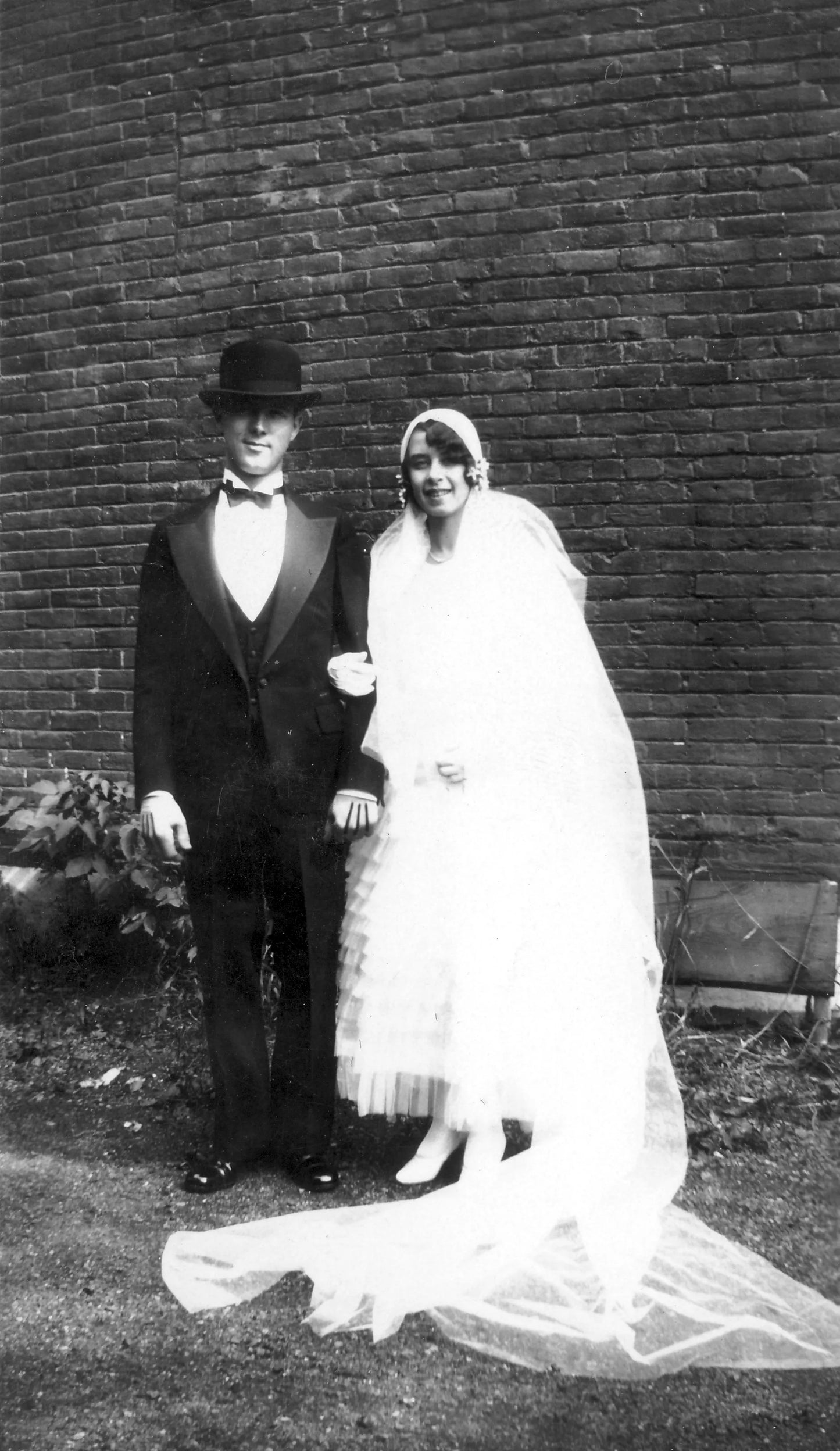 Avant mariage de Gabrielle Lacoste et Alexandre St-Jean sur le côté du 122 rue Lepailleur