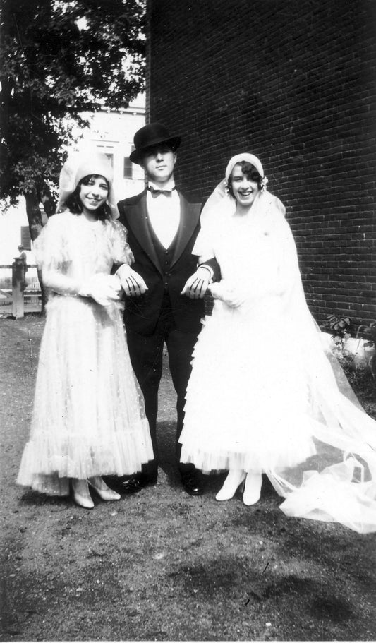 Lucienne Lacoste, Alexandre St-Jean et Gabrielle Lacoste sur le côté du 122 rue Lepailleur