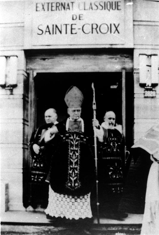 Mgr Deschamps devant Externat classique Ste-Croix