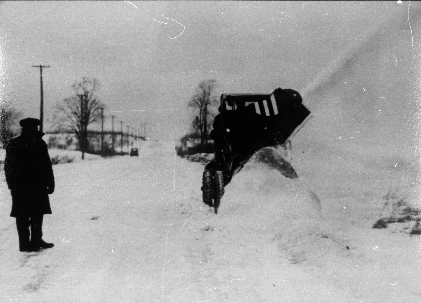 Artthur Sicard debout près d'une souffleuse à neige