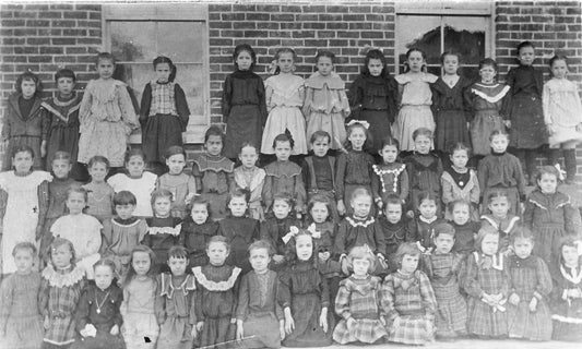 Élèves (filles) devant l'école Vinet