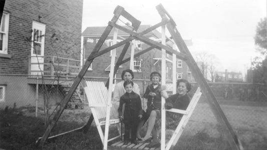 Portrait de famille sur une balançoire