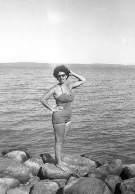 Portrait d'une femme devant le fleuve