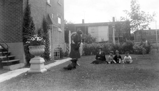 Portrait de famille dans la cour