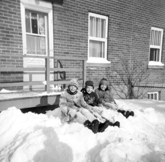 Enfants assis dans la neige