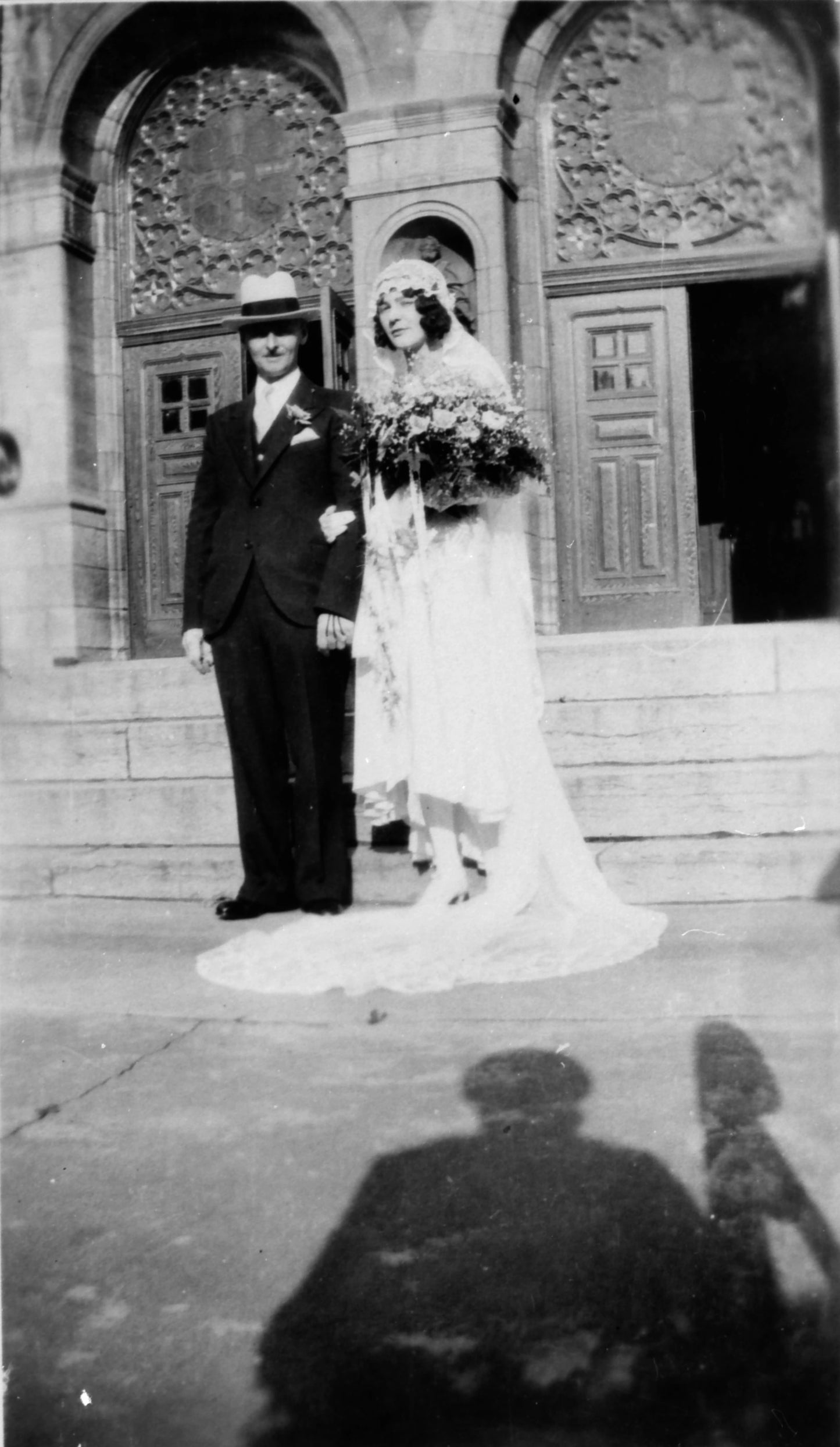 Mariés devant l'église Saint-Clément-de-Viauville