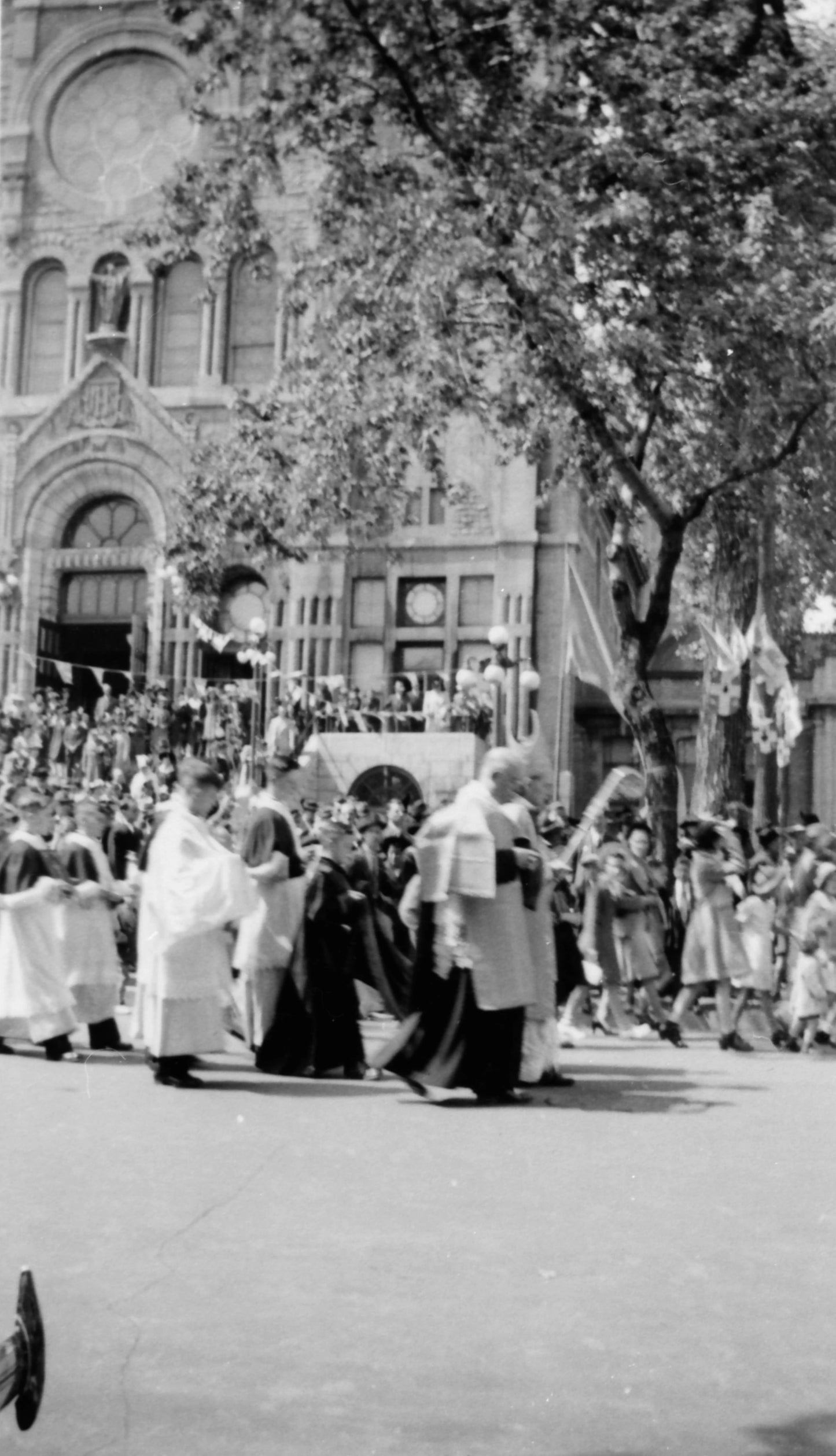 Marche des fidèles devant l'église Très-Saint-Nom-de-Jésus