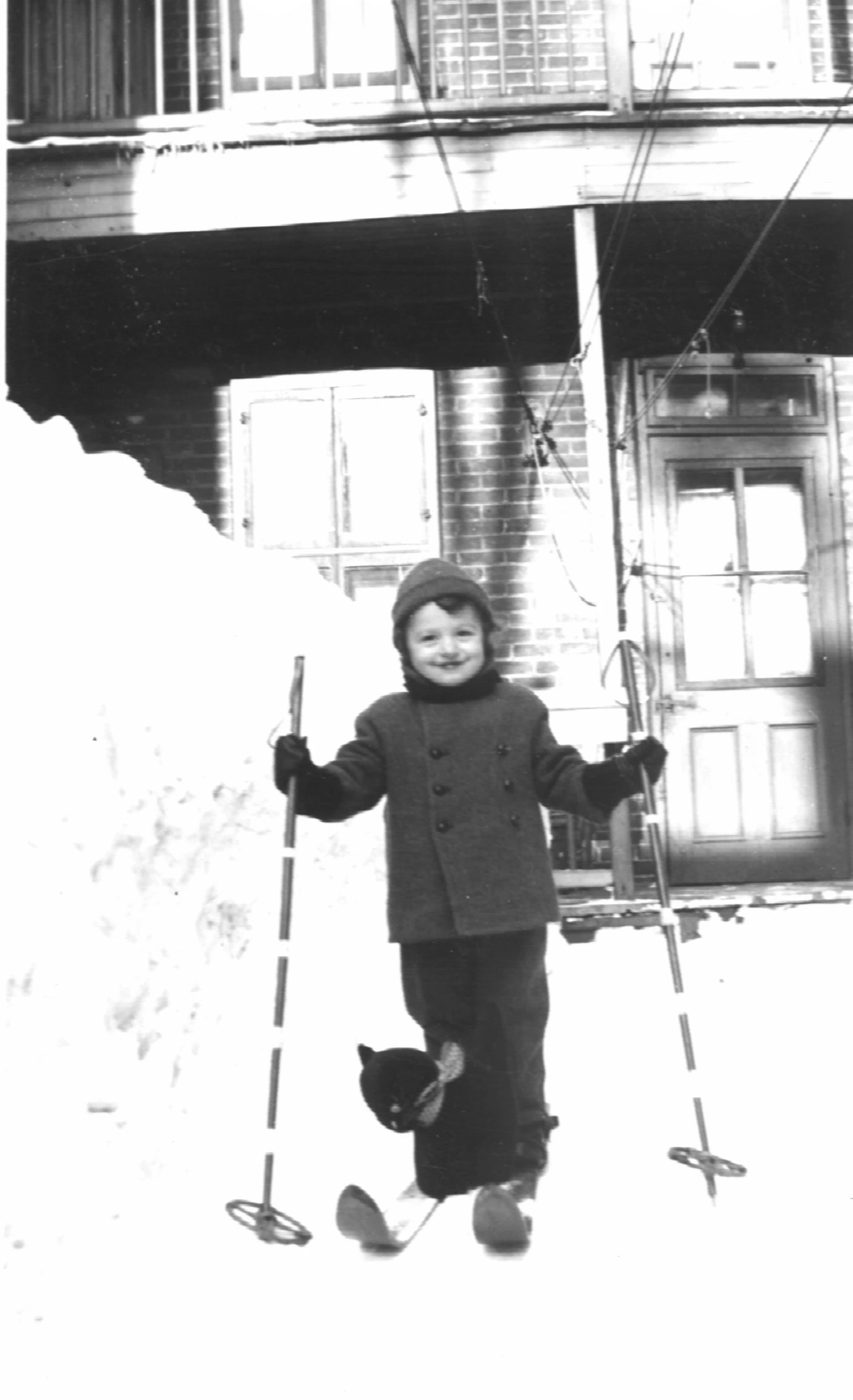 Enfant en ski de fond dans une cour arrière