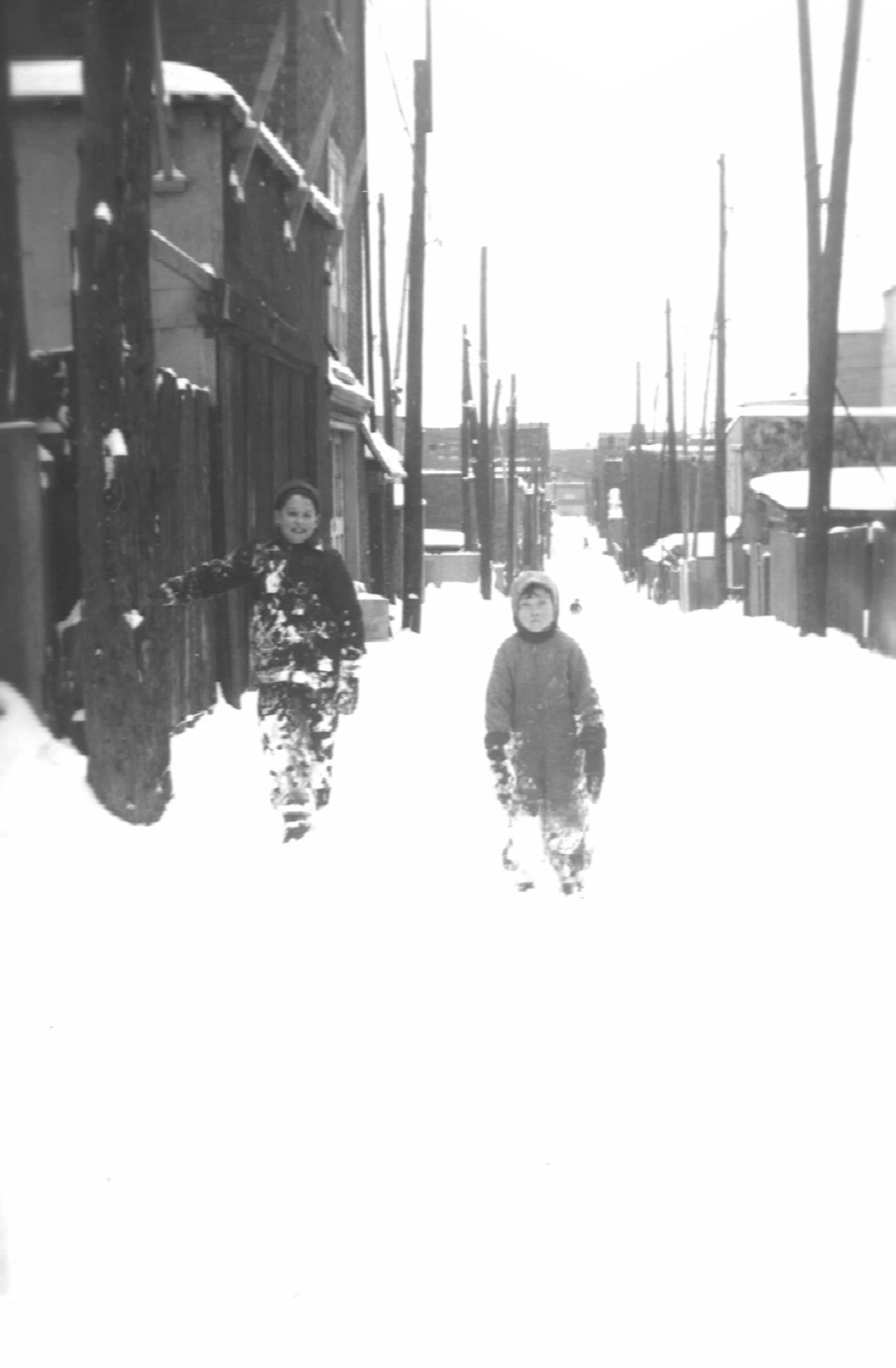 Deux enfants dans une ruelle en hiver