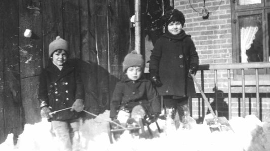 Enfants jouant dans la neige dans une cour arrière