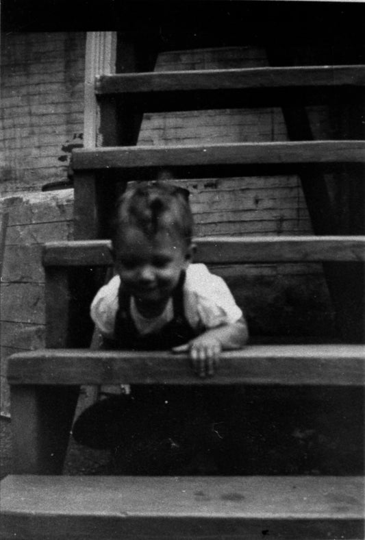 Enfant dans un escalier arrière