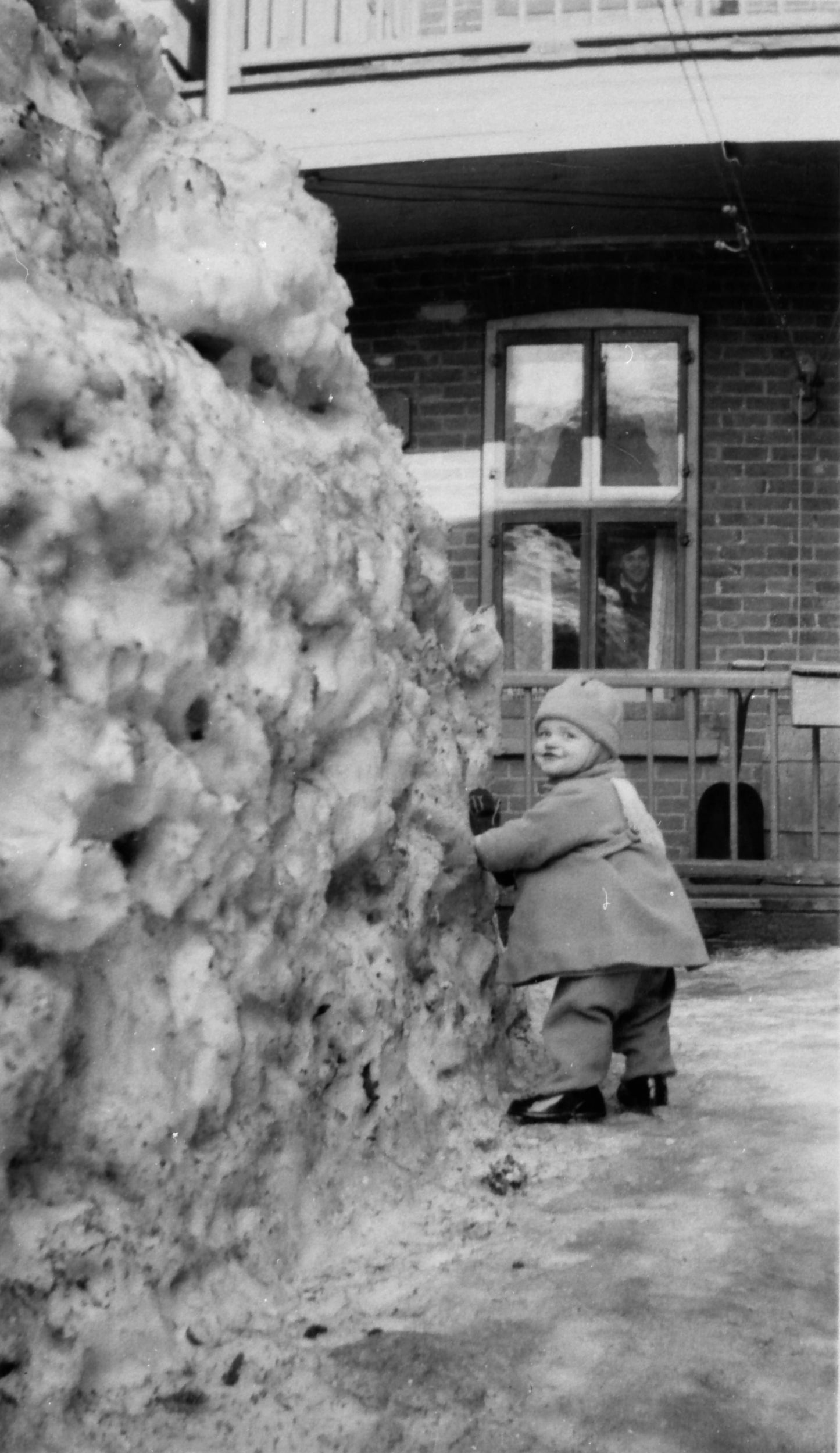 Enfant devant tas de neige