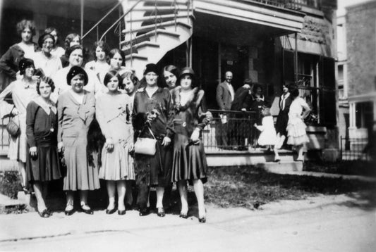 Groupe d'amies devant une façade de maison